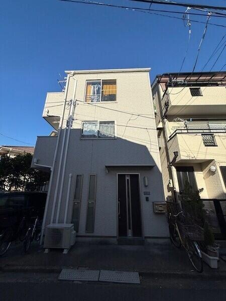 1階、約6.8帖の洋室です。