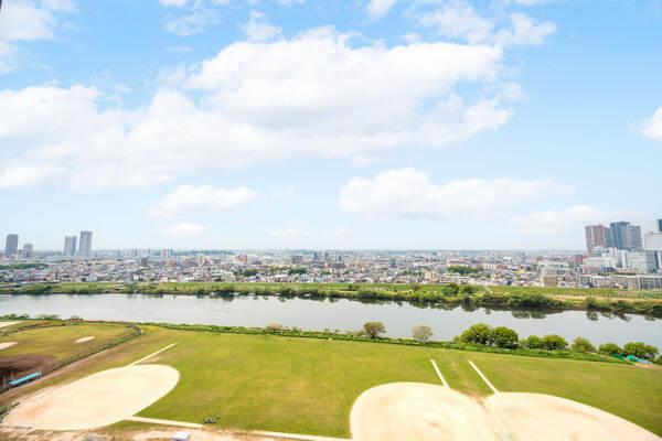 28階建18階部分、バルコニーからのパノラマです。多摩川と東京の街並みを望むことができます。
