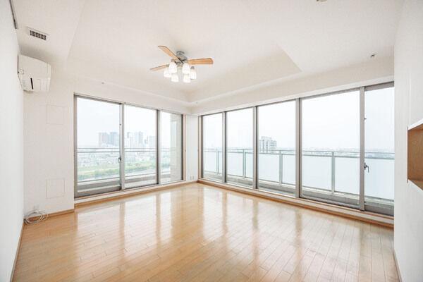 28階建18階部分、バルコニーからのパノラマです。多摩川と東京の街並みを望むことができます。