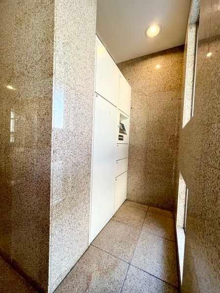 住戸からの眺望です。目の前に視界を遮る高い建物はなく、晴れた日には気持ちの良い青空を楽しめます。