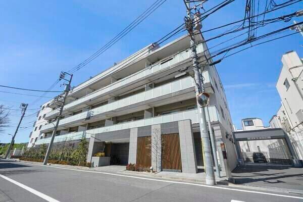 RC造5階建てマンションの3階部分。東急多摩川線「鵜の木」駅まで徒歩9分、2沿線利用可能な立地です。