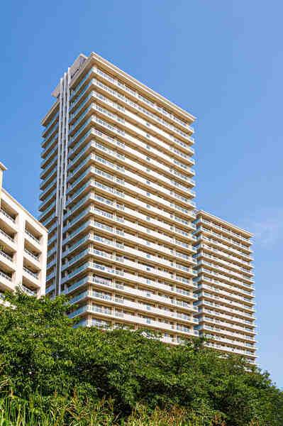 東急多摩川線「下丸子」駅徒歩10分。スーパー堤防(高規格堤防)上に位置し、防災面に配慮された設計。