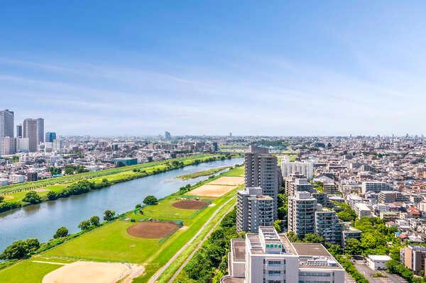 住戸からの眺望。季節の移ろいを感じられる多摩川沿い。緑豊かで、自然を身近に感じられる立地です。