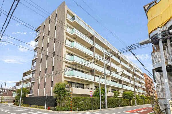 東急多摩川線「武蔵新田」駅徒歩5分。複数路線が利用可能で、通勤や通学に便利なロケーションです。