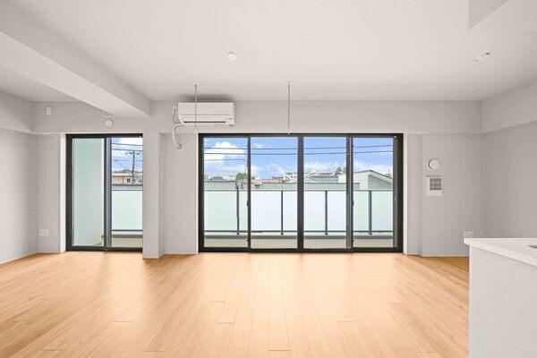 ご家族が集うLDKは、心地良い光が差し込む南向き。掃き出し窓からバルコニーに出入りが可能です。