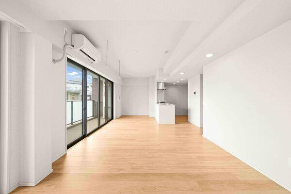 ご家族が集うLDKは、心地良い光が差し込む南向き。掃き出し窓からバルコニーに出入りが可能です。