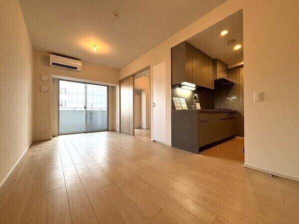 2025年9月リフォーム実施。LD約10帖は南向きのバルコニーに面して陽当り良好。床暖房搭載です。