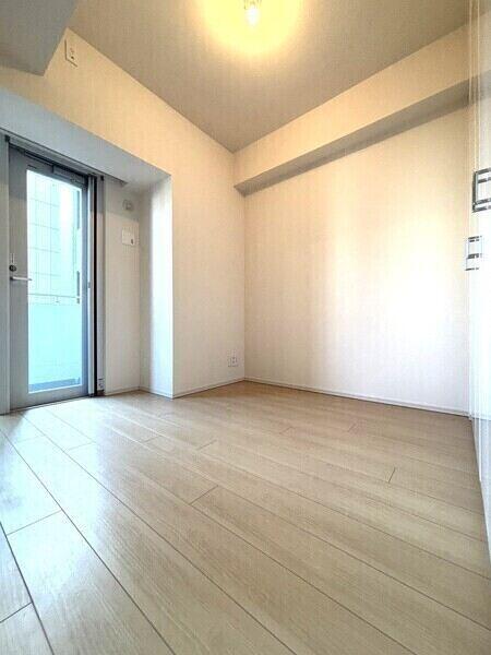 2025年9月リフォーム実施。LD約10帖は南向きのバルコニーに面して陽当り良好。床暖房搭載です。