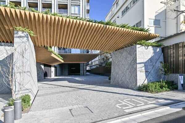 東急不動産分譲「BRANZ」シリーズマンション、隈研吾建築都市設計事務所によるデザイン監修です。