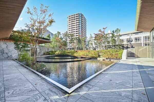 東急不動産分譲「BRANZ」シリーズマンション、隈研吾建築都市設計事務所によるデザイン監修です。