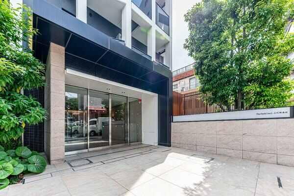 都心の隠れ家をイメージしながら、周辺の象徴となるように風景を一新する凛としたデザイン