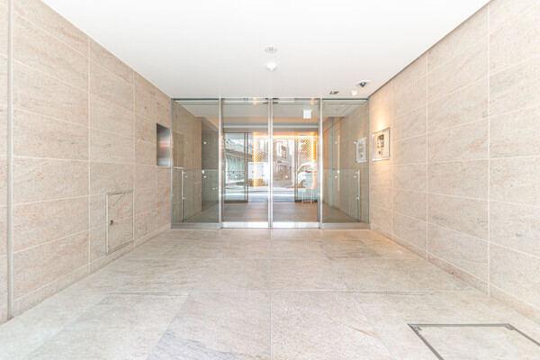 都心の隠れ家をイメージしながら、周辺の象徴となるように風景を一新する凛としたデザイン