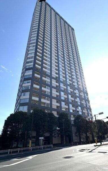 市谷本村町の景観と調和する、エレガントかつフォーマルな外観デザイン。