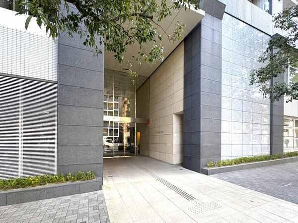 メインエントランスは、高さ約6.7ｍの重厚感のある黒御影石貼りの列柱が特徴的です。