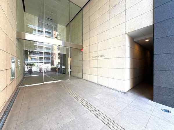 メインエントランスは、高さ約6.7ｍの重厚感のある黒御影石貼りの列柱が特徴的です。