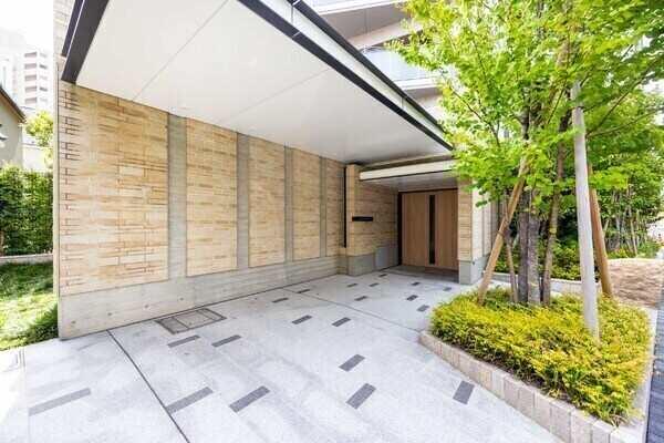 東急池上線「石川台」駅徒歩4分、中原街道沿い。徒歩圏内に買い物施設や教育施設が集結しています。