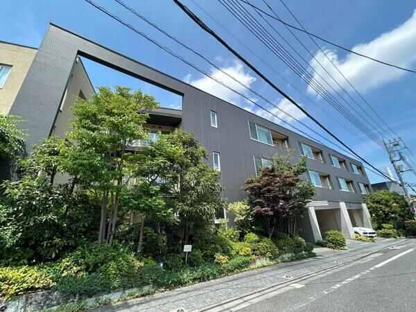 積水ハウス分譲×竹中工務店施工、閑静な住宅街に佇む低層レジデンス