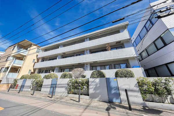 バルコニーは池田山の邸宅街に面しており、日照、環境良好です