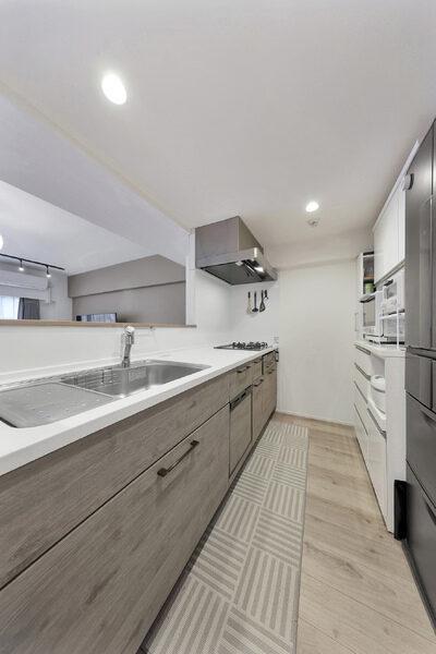 バルコニーは池田山の邸宅街に面しており、日照、環境良好です