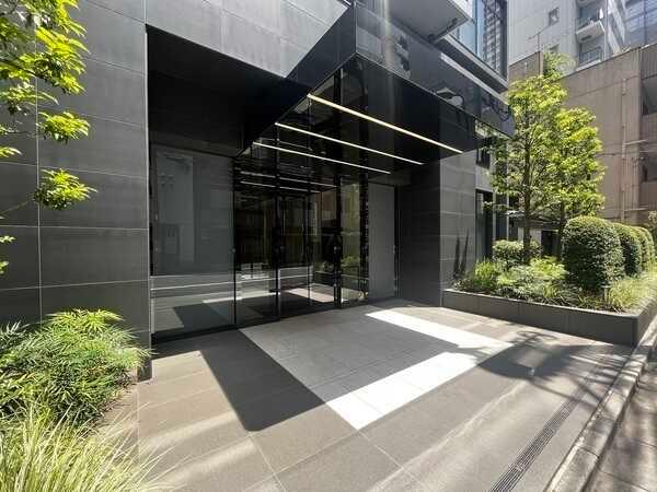 ビッグターミナル駅である「新橋」駅徒歩13分の好立地。新幹線や飛行機での移動もスムーズです。