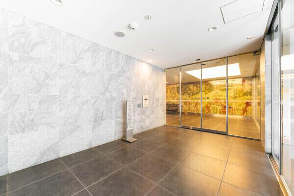 エントランスはオートロックが採用されています。聖路加ガーデンに隣接、隅田川に近く自然豊かな立地です。