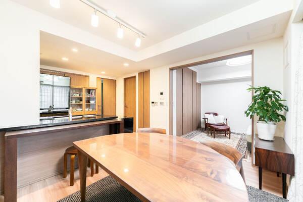 エントランスはオートロックが採用されています。聖路加ガーデンに隣接、隅田川に近く自然豊かな立地です。