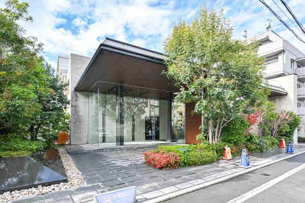 広々としたリビングと窓からの光が心地いいです。※家具・調度品は販売価格に含まれていません。