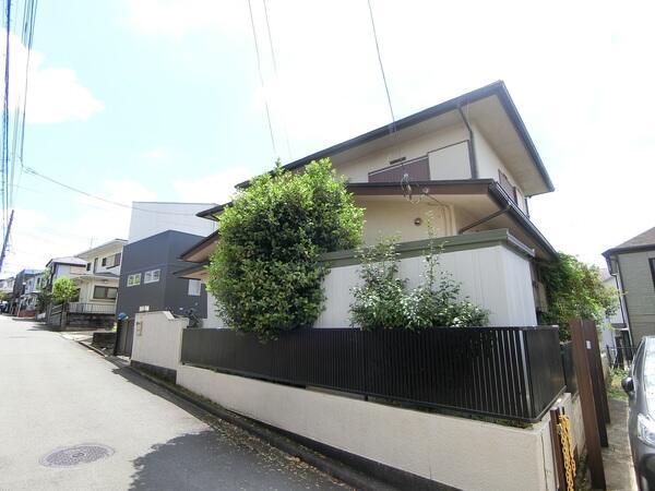 JR横須賀線・湘南新宿ライン「東戸塚」駅徒歩16分、ネオポリス分譲地内の閑静な住宅街