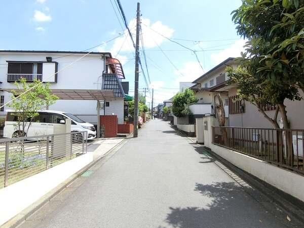 JR横須賀線・湘南新宿ライン「東戸塚」駅徒歩16分、ネオポリス分譲地内の閑静な住宅街