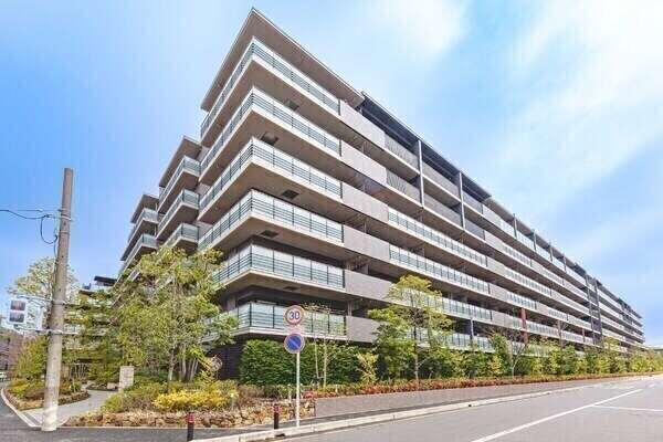 計6路線が乗り入れる「大船」駅まで徒歩8分。多方面へのアクセス良好な、交通利便性の高さが魅力です。