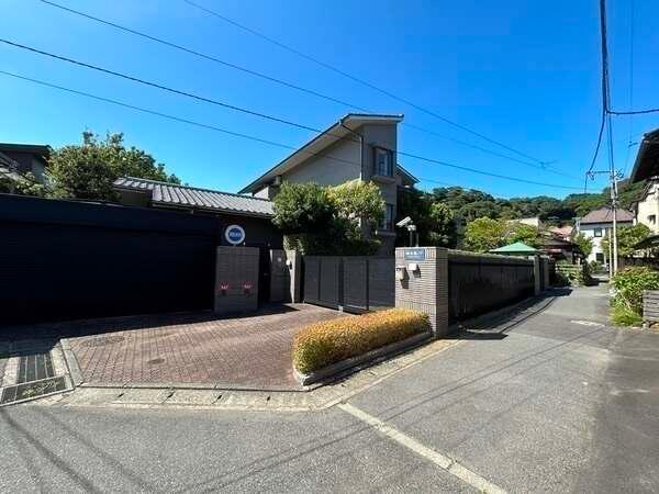 JR横須賀線・江ノ島電鉄「鎌倉」駅へ徒歩7分。日本庭園が備わった、地上3階建て低層レジデンスです。