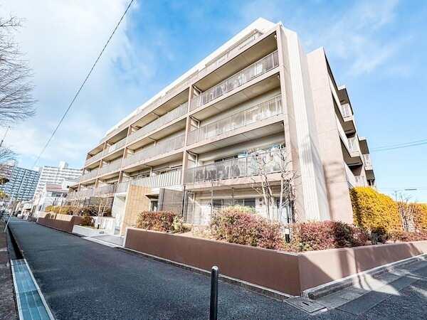 植栽の緑に彩られたエントランス。JR京浜東北・根岸線「港南台」駅まで徒歩12分。閑静な住環境です。