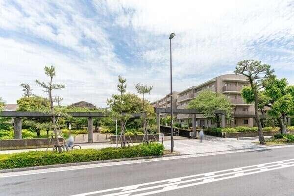 JR横須賀線「鎌倉」駅徒歩12分。竹中工務店・新日本製鐵施工、RC造地上5階建マンションです。