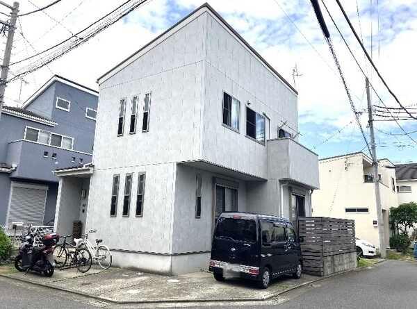 南・西角地　閑静な住宅地2009年築ベストホーム施工の注文住宅カースペース有（2台：車種による）