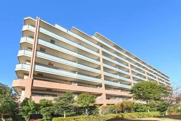 当該住戸は1階・角住戸です。専用庭と広々とした3方に跨るテラス付きで、多彩な用途で活用できます。