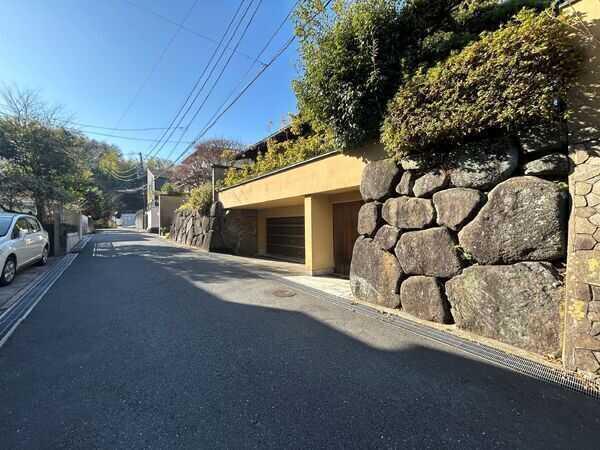 JR横須賀線「北鎌倉」駅徒歩14分。歴史ある北鎌倉の街並みに調和する、洗練された和モダンの邸宅です。