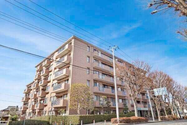 RC造・地上6階建・総戸数40戸。周辺はスーパーや公園が徒歩圏内に揃う、暮らしやすい立地です。