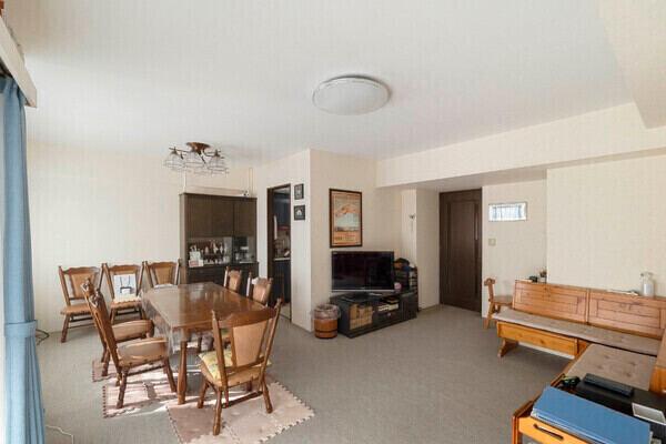 ご家族の帰宅を迎え入れるエントランス。山手台住宅地に佇む、中心街の喧騒から離れた穏やかな住環境です。