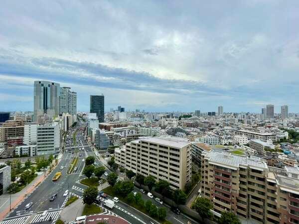 都心を見下ろす開放感のある眺望。敷地内プライベートパークに面し、正面に建物が建つ心配はございません。