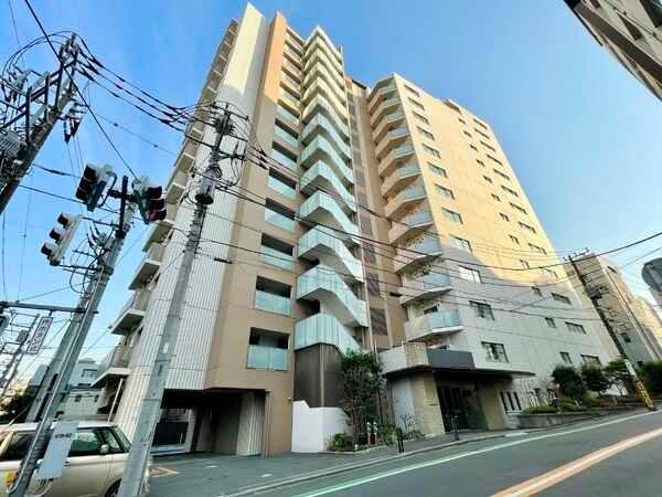 東中野駅徒歩１分の好立地、生活用品施設や飲食店が充実のエリアです／100年コンクリート採用