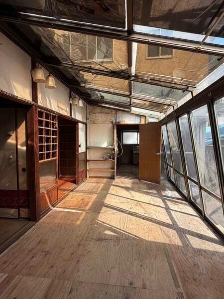 前面道路、左奥が物件となっております。