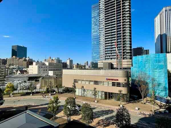 重厚感あふれるエントランス／三菱地所コミュニティによる24時間常駐管理