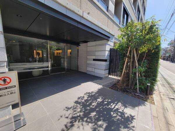 商店街沿い、駅まで真っすぐ歩ける立地。目前にはまいばすけっと、周辺にはサミット、オオゼキ、ライフ有り