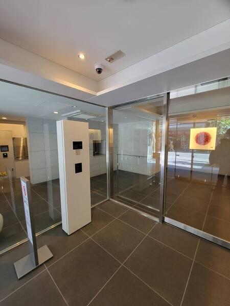 商店街沿い、駅まで真っすぐ歩ける立地。目前にはまいばすけっと、周辺にはサミット、オオゼキ、ライフ有り