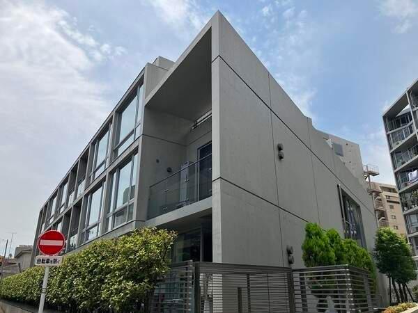 東京メトロ日比谷線「広尾」駅徒歩8分。都心の暮らしを満喫できる、利便性の高い住環境が魅力です。