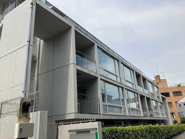 洗練された外観が目を引くデザイナーズレジデンス。2004年11月建築の新耐震基準マンションです。