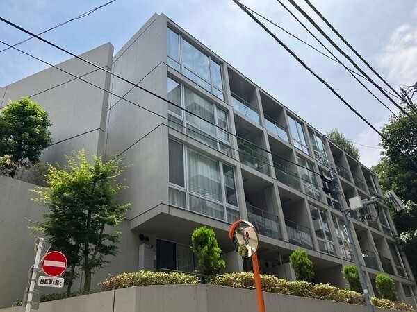 洗練された外観が目を引くデザイナーズレジデンス。2004年11月建築の新耐震基準マンションです。