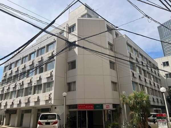 地上7階地下1階建マンション。開放感のある角地に立地し、敷地全体の通風・採光性にも恵まれています。
