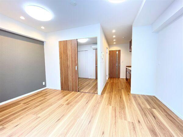 LDKは約10.6帖。約4帖の洋室が隣接、一体利用が可能です。2019年5月、室内室内リフォーム済。