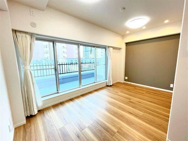 LDKは約10.6帖。約4帖の洋室が隣接、一体利用が可能です。2019年5月、室内室内リフォーム済。